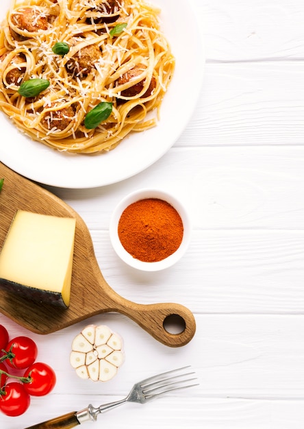 Bezpłatne zdjęcie płaska świeża kompozycja włoskiego jedzenia