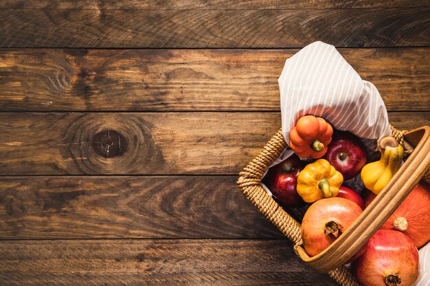 Płaski kosz piknikowy z jedzeniem jesienią