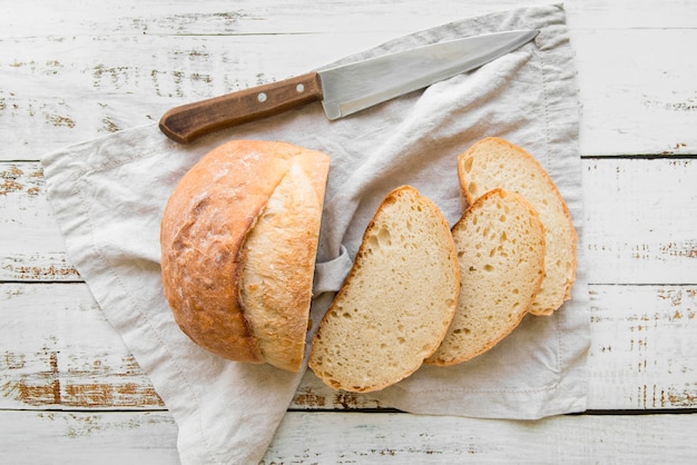 Płaski świeży pokrojony chleb