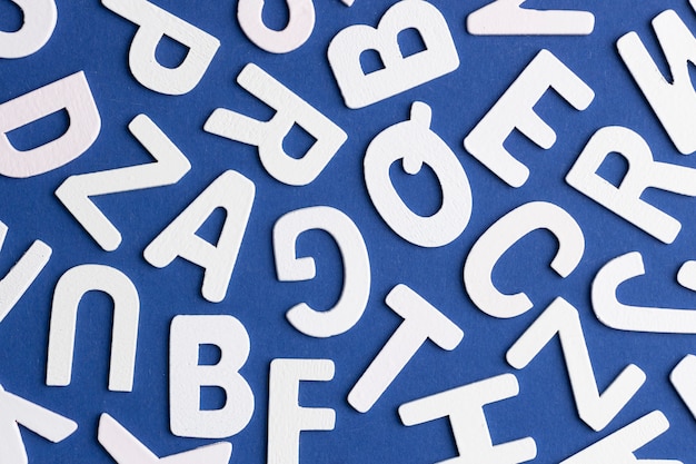 Płaski układ liter alfabetu na dzień edukacji