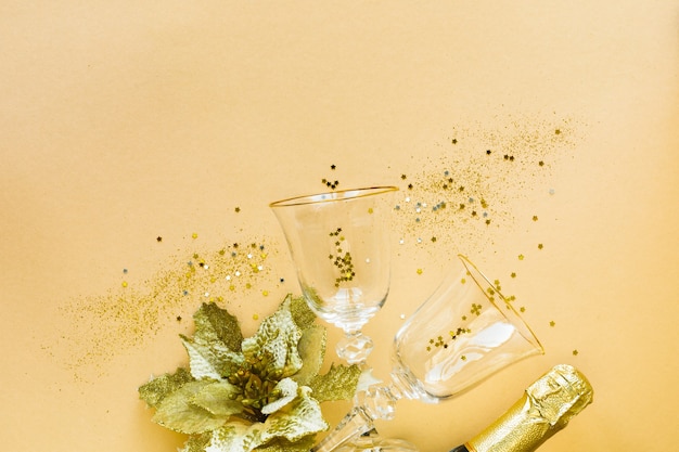 Płaski układ uroczystości. Dwie szklanki do szampana i prezenty na żółtym tle