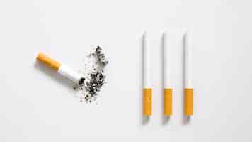 Bezpłatne zdjęcie płaski układ złego nawyku papierosów