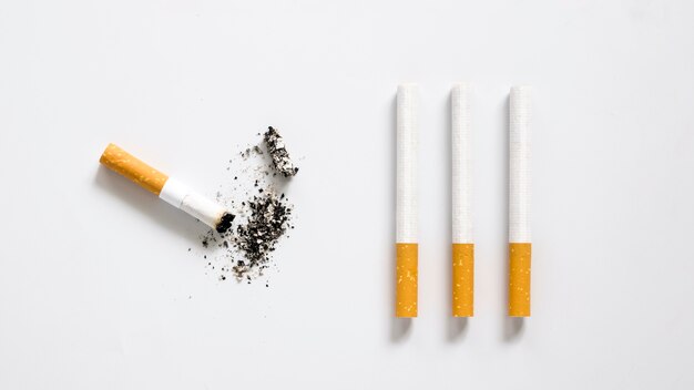 Płaski układ złego nawyku papierosów
