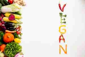 Bezpłatne zdjęcie płaski, wegański napis wykonany z warzyw