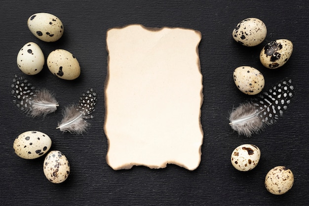 Bezpłatne zdjęcie płaskie jaja przepiórcze z kawałkiem papieru
