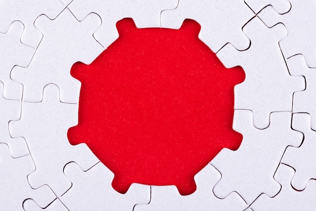 Bezpłatne zdjęcie płaskie leżały białe puzzle i czerwone tło