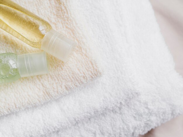 Płaskie oleje do ciała świeckich na wierzchu ręczników