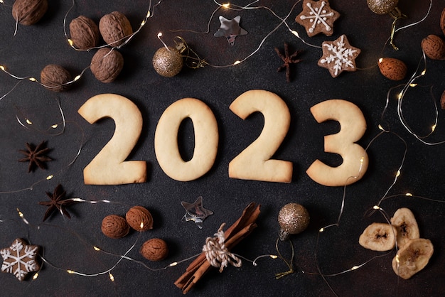 Bezpłatne zdjęcie płaskie połóż pyszne ciasteczka na nowy rok