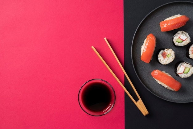 Płaskie połóż pyszne sushi na talerzu