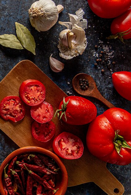 Płaskie pomidory z czosnkiem i liśćmi laurowymi
