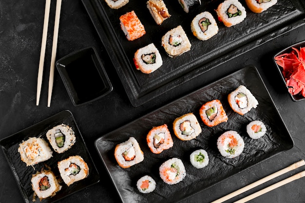 Bezpłatne zdjęcie płaskie pyszne sushi