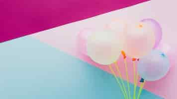 Bezpłatne zdjęcie płaskie świeckich dekoracji z balonów i kolorowe tło
