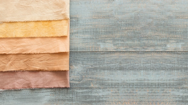 Płaskie tkaniny wykonane z różnych naturalnych pigmentów z miejscem na kopię