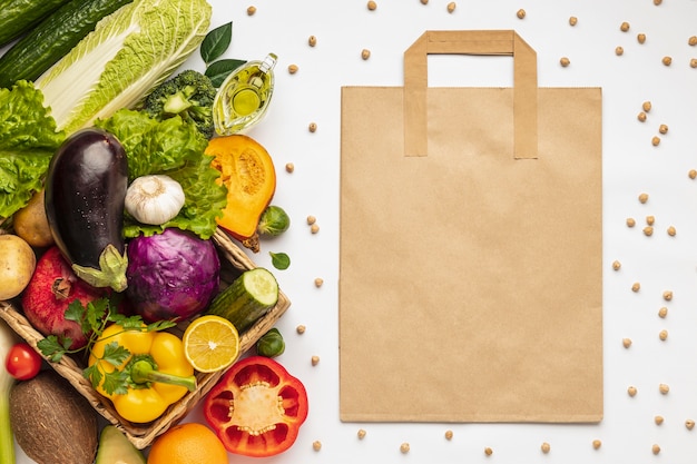Bezpłatne zdjęcie płaskie układanie asortymentu warzyw z torbą na zakupy