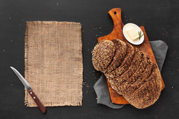 Bezpłatne zdjęcie płaskie ukształtowanie koncepcji pysznego chleba z nasionami