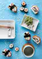 Bezpłatne zdjęcie płaskie ukształtowanie koncepcji pysznego sushi