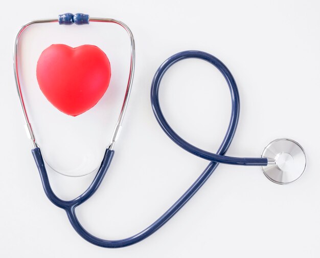 Płaskie ukształtowanie kształtu serca ze stetoskopem