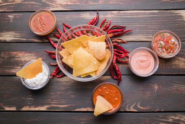 Bezpłatne zdjęcie płaskie ukształtowanie nachos z papryką chili i sosami dipowymi