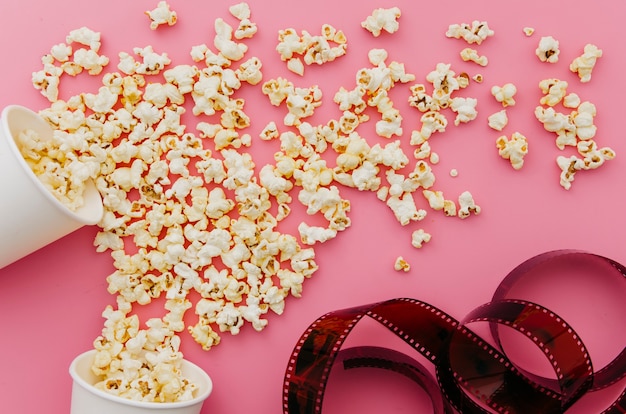 Bezpłatne zdjęcie płaskie ukształtowanie popcornu dla koncepcji kina