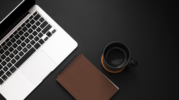 Bezpłatne zdjęcie płaskie ukształtowanie pulpitu z laptopem i filiżanką kawy
