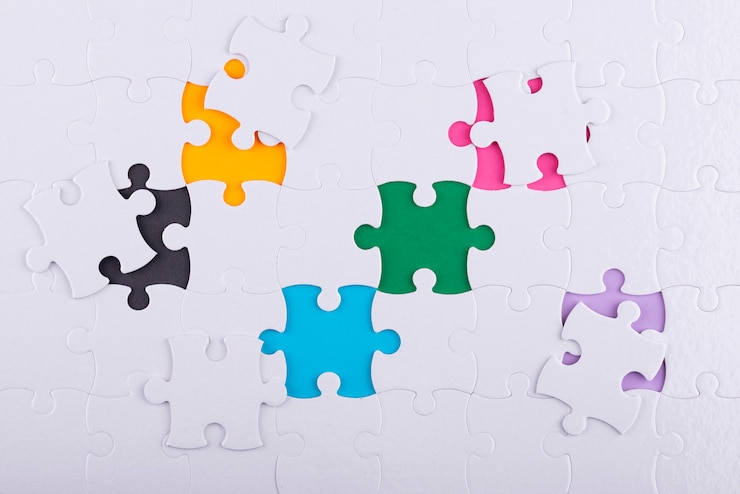 Bezpłatny plik Zdjęcie płaskie ułożone białe puzzle i kolorowe tło