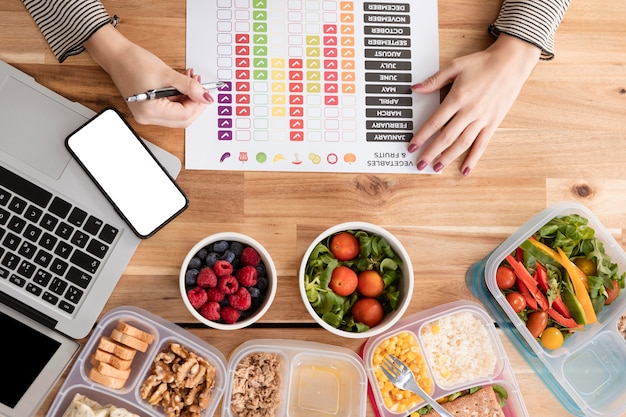 Bezpłatne zdjęcie płaskie wykresy i żywność ekologiczna w pudełkach na lunch