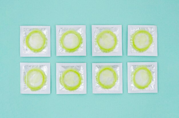 Płasko leżące owinięte zielone prezerwatywy