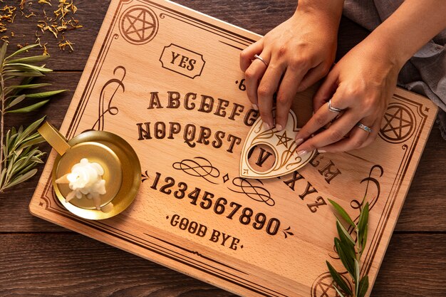 Płasko połóż ręce za pomocą narzędzia tablicy ouija