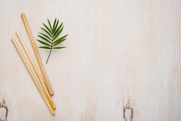 Bezpłatne zdjęcie płasko ułożone, przyjazne dla środowiska bambusowe słomki