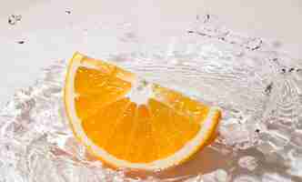 Bezpłatne zdjęcie plasterek pomarańczy w wodzie