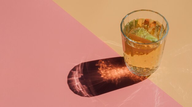 Plasterek soku gruszkowego w przezroczystej szklance ze słomką