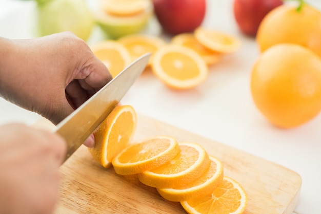 Plasterek świeżego owocu pomarańczy