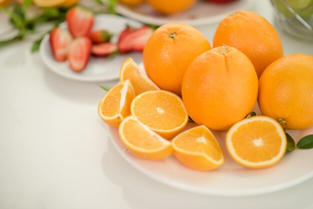Plasterek świeżego owocu pomarańczy