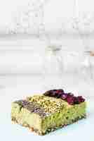 Bezpłatne zdjęcie plasterki cytrynowe z nasionami chia; pistacje i suszone polewy z żurawiny