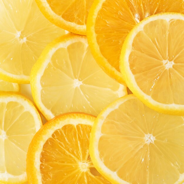 Plasterki pomarańczy i cytryny na białym tle.
