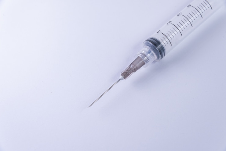 Bezpłatny plik Zdjęcie plastikowa strzykawka na białej powierzchni