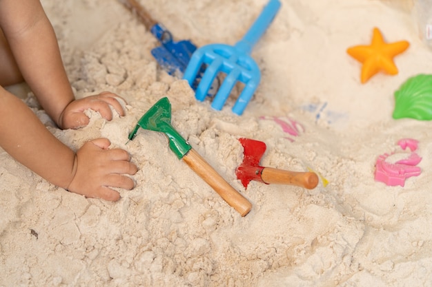 Plastikowe zabawki dla dzieci w piaskownicy na zewnątrz.
