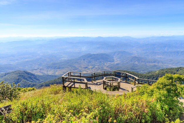 Platforma obserwacyjna krajobrazu na szlaku przyrodniczym Kew Mae Pan Park Narodowy Doi Inthanon Chiang Mai Tajlandia