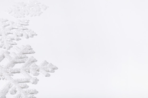 Płatki śniegu na białej powierzchni