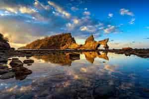 Bezpłatne zdjęcie plaża atuh o wschodzie słońca w nusa penida, bali, indonezja