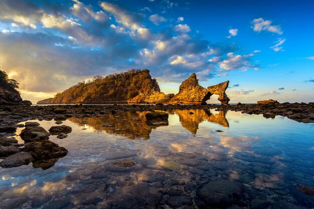 Plaża Atuh o wschodzie słońca w Nusa Penida, Bali, Indonezja