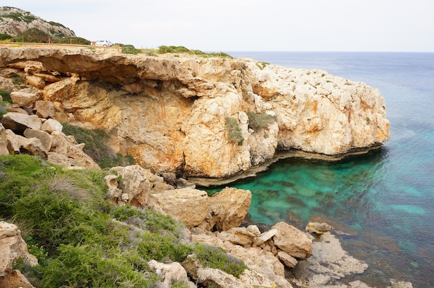 Plaża blisko morza Jaskinie w ciągu dnia w Ayia na Cyprze