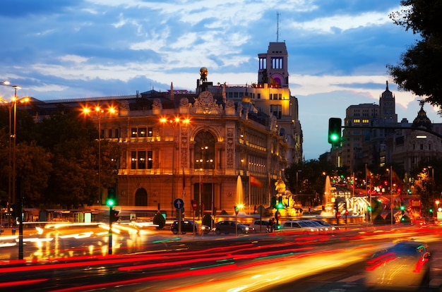 Plaza de Cibeles o zmierzchu. Madryt