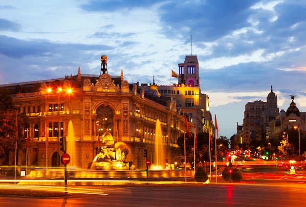 Plaza de Cibeles w lecie zmierzchu. Madryt