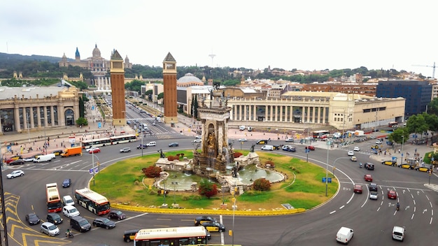 Plaza de Espana, Venetian Towers i Palau Nacional w Barcelonie, Hiszpania. Pochmurne niebo, ruch uliczny