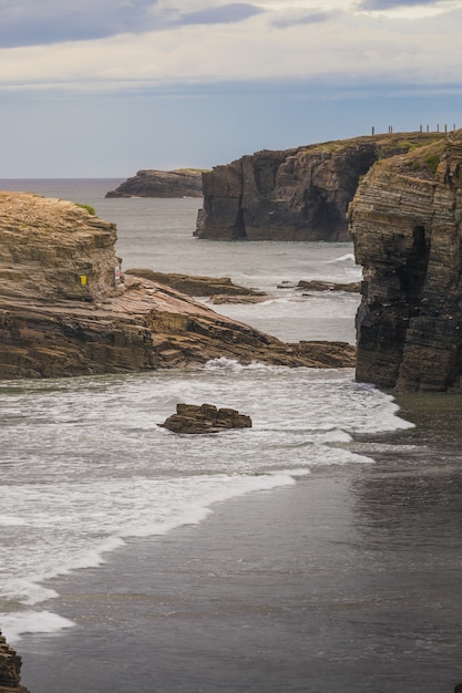 Plaża katedr (playa de las catedrales) na Oceanie Atlantyckim