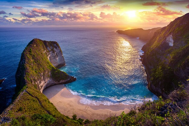 Plaża Kelingking o zachodzie słońca na wyspie Nusa Penida, Bali, Indonezja