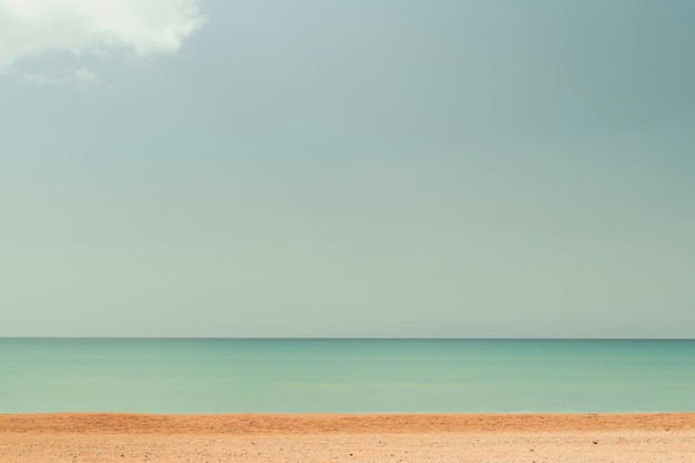 Plaża niebieski ocean i niebo tło lato koncepcja Zamazany obraz tła morza i błękitnego nieba z chmurami Natura powrót pomysł banner na wakacje lub weekend