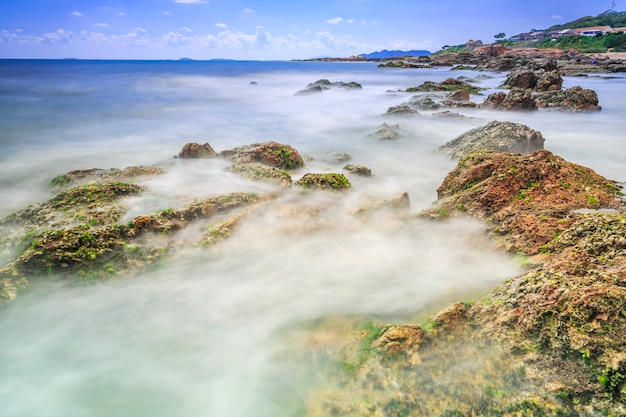 Plaża ocean czerwony piasek tle morze