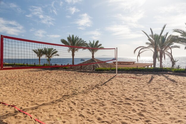 Plaża przy luksusowym hotelu Sharm el Sheikh w Egipcie. widok z boiska do siatkówki